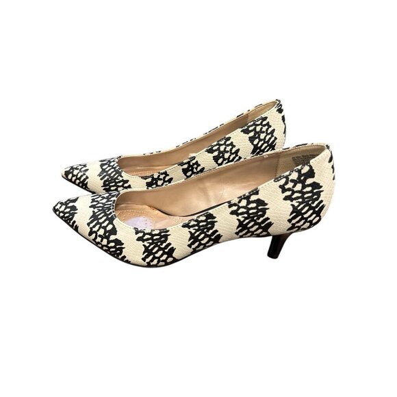 Dexflex Comfort Ivory Black Point Toe Kitten Heels Pumps Size 7 1/2 Pre-Own EUC - Picture 2 of 8